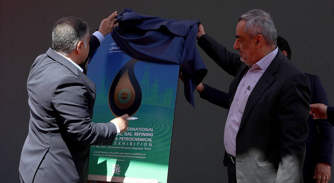 Naftaranews's tweet photo. افتتاح رسمی بیست‌ونهمین نمایشگاه نفت

#نفت_آرا؛بیست‌ونهمین نمایشگاه بین‌المللی نفت، گاز، پالایش و پتروشیمی امروز (پنج‌شنبه، ۱۸ اردیبهشت) با حضور محسن پاک‌نژاد، وزیر نفت و با رونمایی از نشان این دوره از نمایشگاه به‌طور رسمی افتتاح شد. https://t.co/dqRp8HuhzH