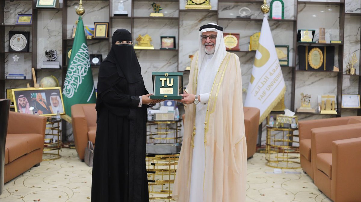 TUmoments's tweet photo. 📸 | سعادةُ رئيس #جامعة_الطائف أ.د. يوسف بن عبده عسيري، يُكرِّم أ.د. موضي عويض المطيري ؛ عميدة كلية العلوم الطبية التطبيقية سابقاً ، تقديراً لجهودها المتميزة وعطائها المثمر خلال فترة عملها في الكلية ، متمنياً لها دوام التوفيق والنجاح.
من جان��ها أعربت الدكتورة المطيري عن خالص امتنانها لهذه اللفتة الكريمة ، مقدّمةً شكرها لسعادة رئيس الجامعة على دعمه المتواصل.