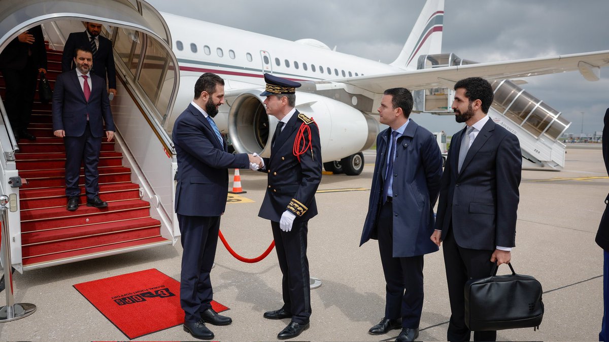 La France, terre d’asile pour les tyrans ? De l’accueil du grand mufti Al-Husseini, criminel de guerre nazi, à l’exfiltration de Khomeini, que Paris a hébergé avant de lui offrir un vol gratuit sur Air France pour renverser le Shah et plonger l’Iran dans la théocratie, l’histoire