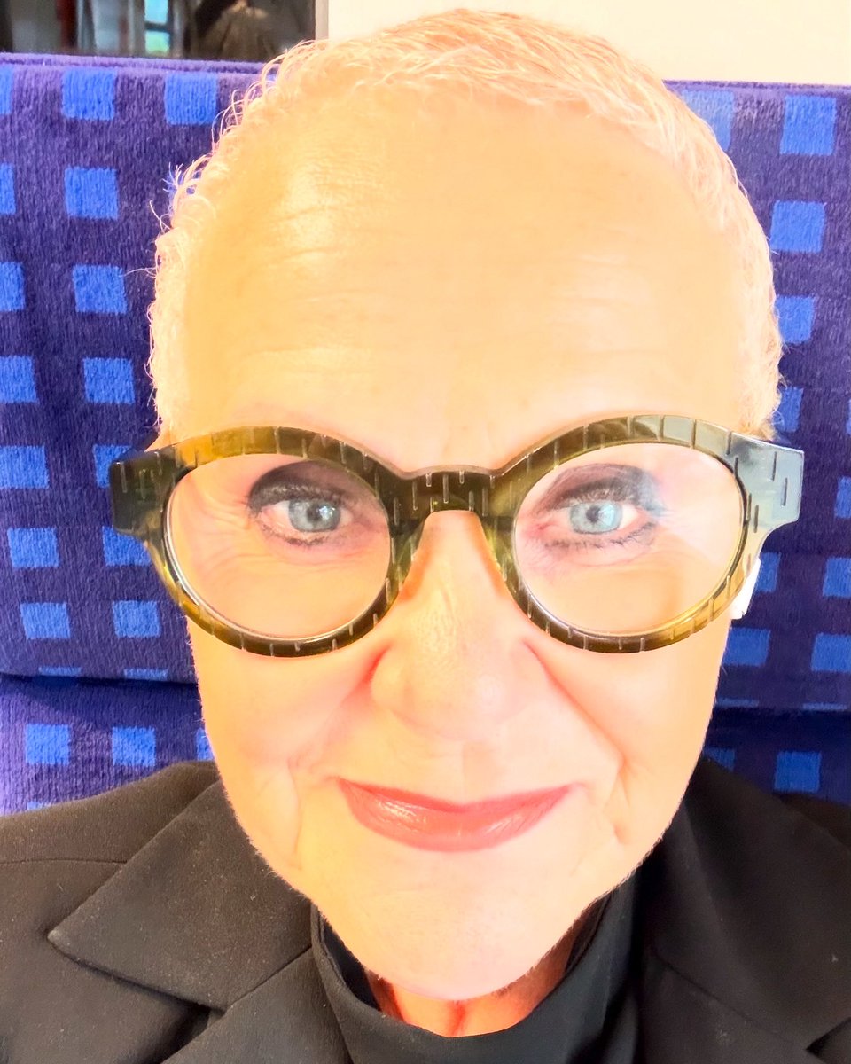 Over veranderen

Omdat de vrouw wier leven ik beschrijf zich niet een, twee, drie blootgeeft - ze verhult haar geschiedenis en leeft een teruggetrokken bestaan in een tuinhuis - zoek ik naar manieren om haar toch voor ‘de lens’ te krijgen. Ze is schichtig, ook als ik haar -