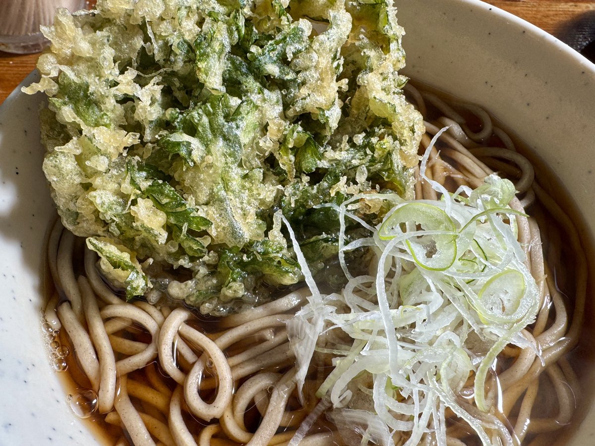 ogaken1102's tweet photo. ここの立ち食いそば屋
春菊そばうまい😋 https://t.co/A5qyqgmEQ5