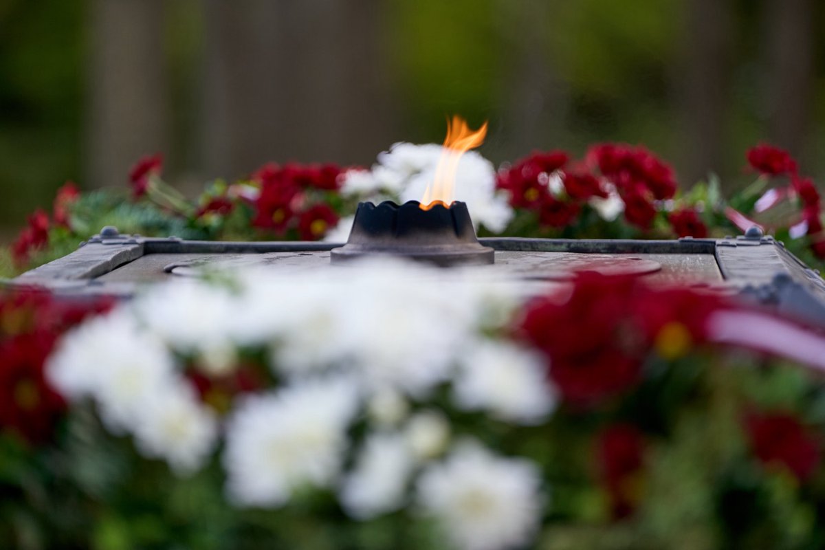 Nacisma sagrāves un Otrā pasaules kara upuru piemiņas dienā godinām kritušos, noliekot ziedus Rīgas Brāļu kapos.