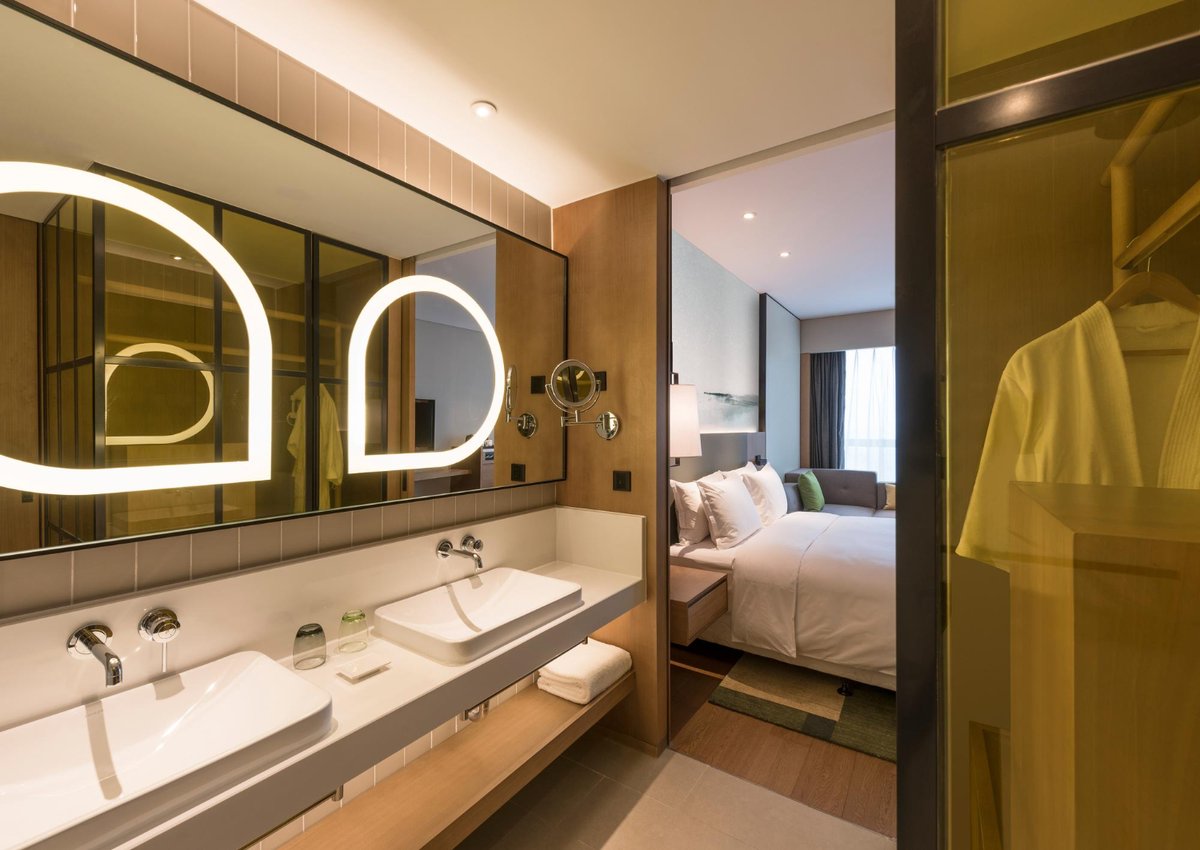 How to Create a Relaxing Bathroom in Your B&amp;B

A calming bathroom can elevate your guests' entire stay. From soft lighting to luxury touches, discover simple ways to create a spa-like experience in your B&amp;B’s bathroom.
hotel-buyer-store.co.uk/creating-a-rel…