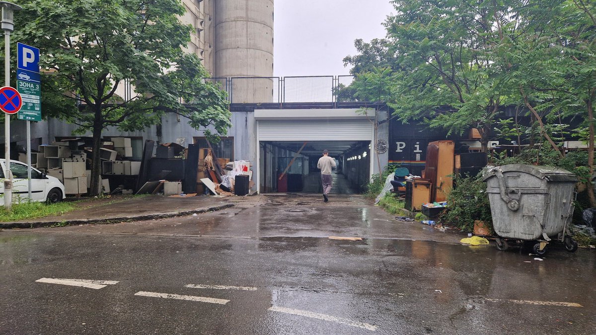 OshotaMasa's tweet photo. @prijavi_problem 
 Ko ovo vidi neka udari RT jer se sa jebanim Woltom prepucavamo nedeljama da ovo smeće skloni!!!!!!Nepropisno odlaganje otpada i nehigijenski uslovi – WOLT magacin, Narodnih heroja 41

Poštovani,

 Na adresi Narodnih heroja 41 zbog ozbiljnih problema izazvanih korišćenjem bivšeg atomskog skloništa kao magacina firme WOLT.

Ispred njihovog magacina već više od MESEC I PO DANA nalazi se gomila starog, odbačenog nameštaja, koji su radnici izbacili tokom uređenja prostora. Taj otpad nije uklonjen, zauzima javni prostor i blokira jedno od stepeništa koje koriste svi stanari, uključujući i starije komšije. Osim što narušava izgled okoline, predstavlja i bezbednosni rizik.

Još ozbiljniji problem je nehigijensko ponašanje radnika. Budući da u magacinu nema toaleta, oni vrše nuždu ( ČITAJ PIŠAJU GDE STIGNU I BACAJU SVOJE OTPATKE OD HRANE)po stepeništima i oko zgrade, što je apsolutno neprihvatljivo i stvara zdravstveni i sanitarni problem u stambenoj zoni.