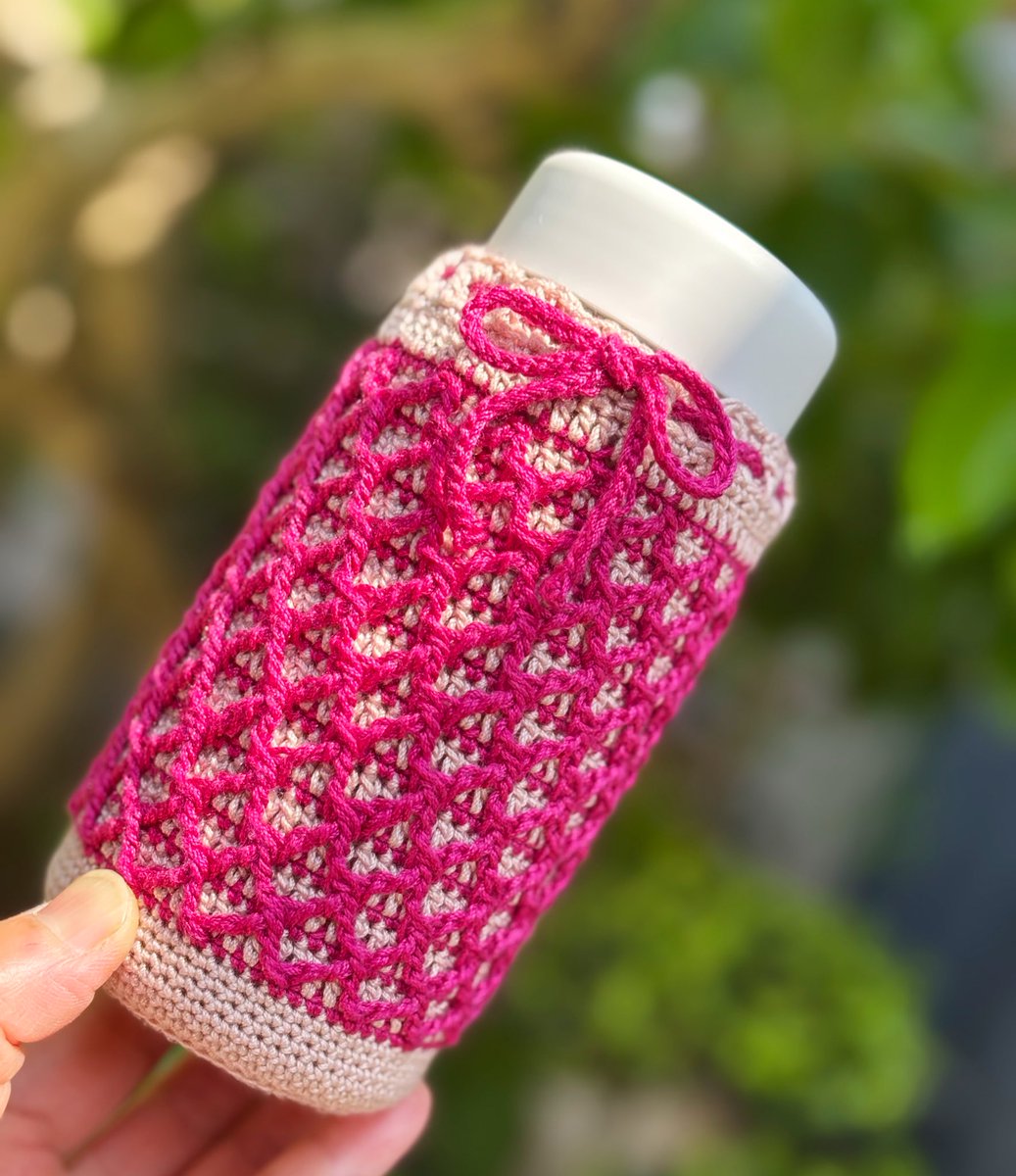 ペットボトルカバー　千鳥格子柄　ピンク　ハンドメイド ななめ格子柄のペットボトルホルダー 完成🧶 ハマナカさんの編み図を