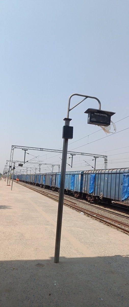 mdhelalalam's tweet photo. After arr station train 15279 rescheduled twice, still no info 
PNR 6813111267
@RailwaySeva @RailMinIndia 
Without shed in scorching sun https://t.co/j8lEid38Zj