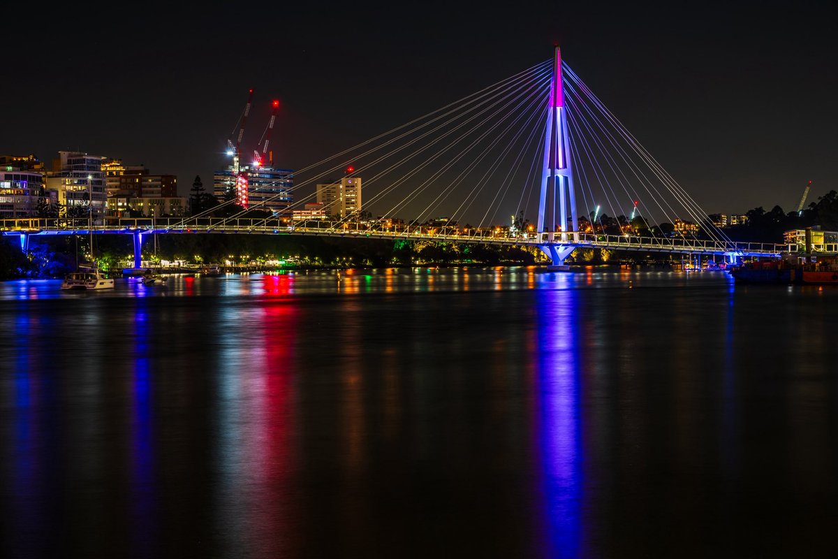 javanng's tweet photo. Brisbane’s newest bridge lighting up the night! Spanning 460 metres across the Brisbane River, the Kangaroo Point Bridge connects Kangaroo Point to the CBD.
#kangaroopointbridge #brisbane #brisbanearchitecture #visitbrisbane #thisisqueensland #australia #seeaustralia #downunder https://t.co/kRTrVIVpzU