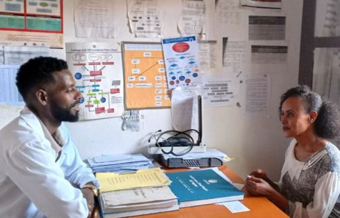 “When systems collapse, it is communities that hold the line.” In Bahir Dar, Ethiopia, HIV services fell apart, but the communities didn’t.

Their leadership, courage and innovation kept hope alive and proved that resilience is forged in crisis.

👉🏿unaids.org/en/resources/p…