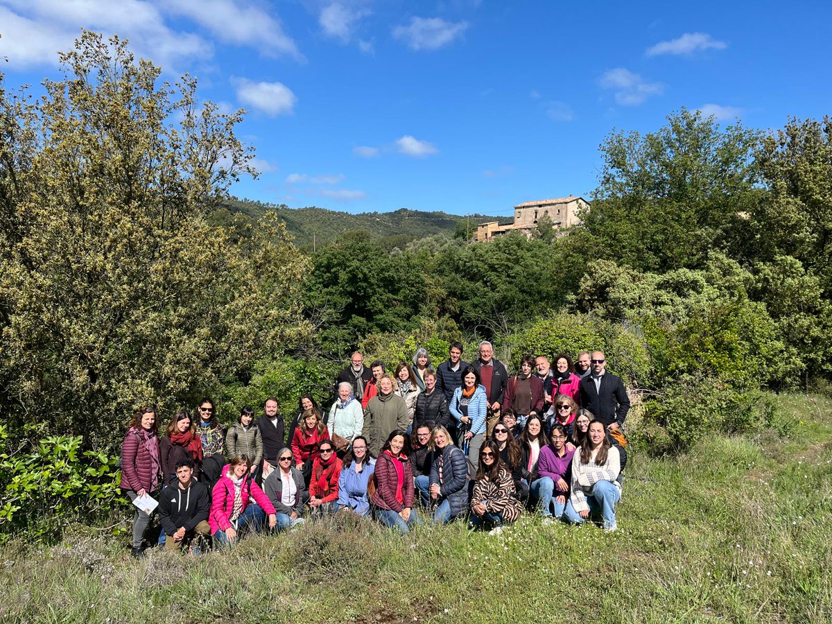 consellbages's tweet photo. 🍇 Amb @bagesturisme hem reunit més de 30 agents turístics per descobrir el patrimoni de Navàs de la mà de la Maria Estruch i hem elaborat vermut amb Slowturisme i el Celler Collbaix. Una immersió a la #RutaDelViDO Pla de Bages i als tresors del nostre territori! 🙌 https://t.co/BD6FynroKj