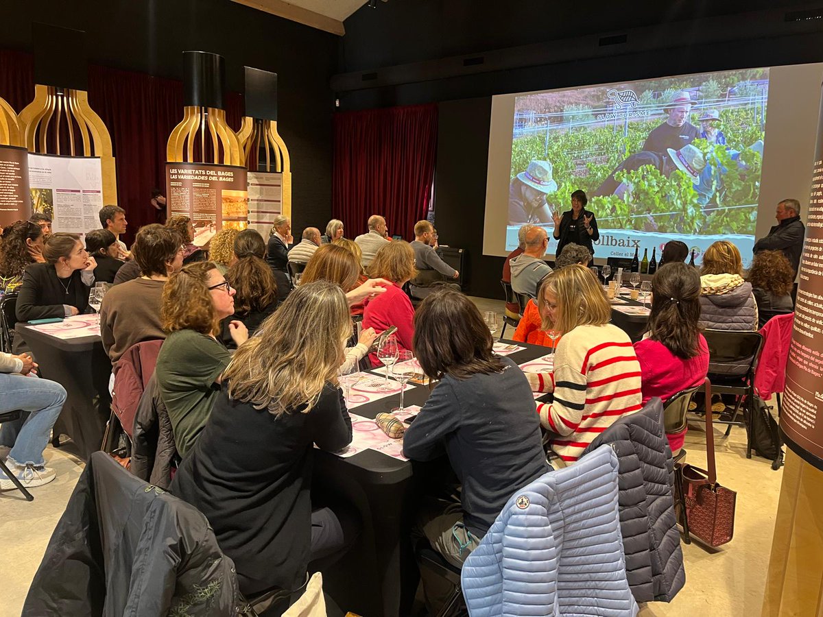🍇 Amb <a href="/bagesturisme/">Bages Turisme</a> hem reunit més de 30 agents turístics per descobrir el patrimoni de Navàs de la mà de la Maria Estruch i hem elaborat vermut amb Slowturisme i el Celler Collbaix. Una immersió a la #RutaDelViDO Pla de Bages i als tresors del nostre territori! 🙌