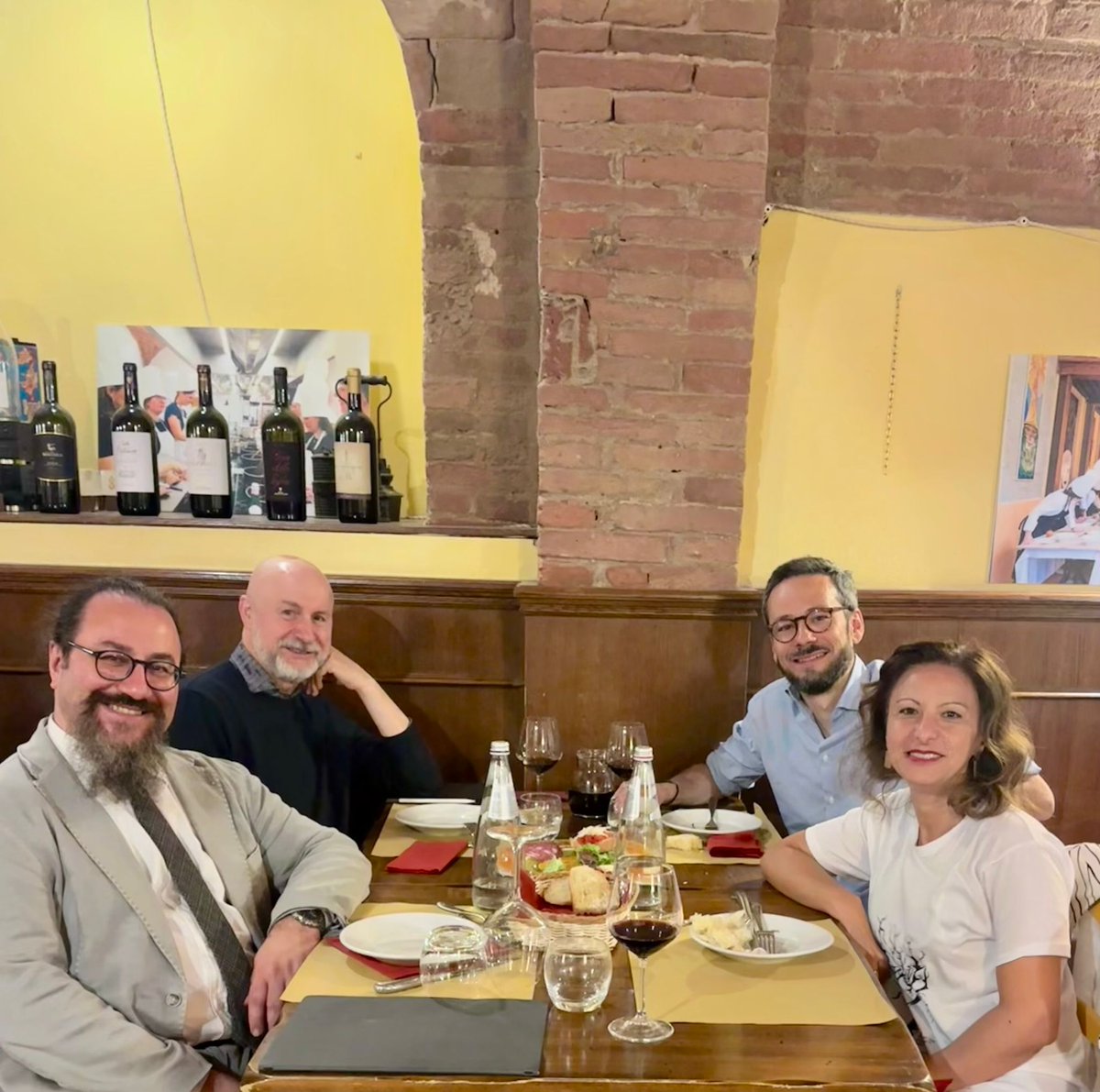 "I testi sincretici e le metodologie per analizzarli".
È stato un dialogo ricco e stimolante tra approcci semiotici e linguistici.
Grazie a Tiziana Migliore,Massimo Palermo e Tarcisio Lancioni per la profondità degli interventi e la qualità del confronto
#Semiotics #Linguistics