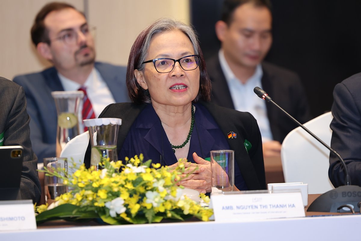 The event featured four thought-provoking sessions, each exploring a critical aspect of UNCLOS dispute settlement mechanisms:
📌A Retrospective on Key Milestones: Panellists traced the evolution of UNCLOS mechanisms, celebrating landmark cases and decisions that have shaped