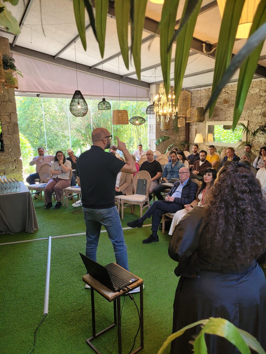 Slow Food Compostela 🐌 (@slowcompostela) on Twitter photo O pasado luns, en <a href="/aquintadaauga/">Hotel-Spa Relais & Châteaux A Quinta da Auga</a>, celebrouse un encontro entre tecido produtivo e profesionais da restauración no marco do proxecto *𝐅𝐈́𝐎 𝐕𝐄𝐑𝐃𝐄*.
** Organizou o GDR Terras de Compostela coa colaboración de Slow Food Compostela, dentro do PSTD <a href="/XTerrasSantiago/">Terras de Santiago</a>. O pasado luns, en <a href="/aquintadaauga/">Hotel-Spa Relais & Châteaux A Quinta da Auga</a>, celebrouse un encontro entre tecido produtivo e profesionais da restauración no marco do proxecto *𝐅𝐈́𝐎 𝐕𝐄𝐑𝐃𝐄*.
** Organizou o GDR Terras de Compostela coa colaboración de Slow Food Compostela, dentro do PSTD <a href="/XTerrasSantiago/">Terras de Santiago</a>.