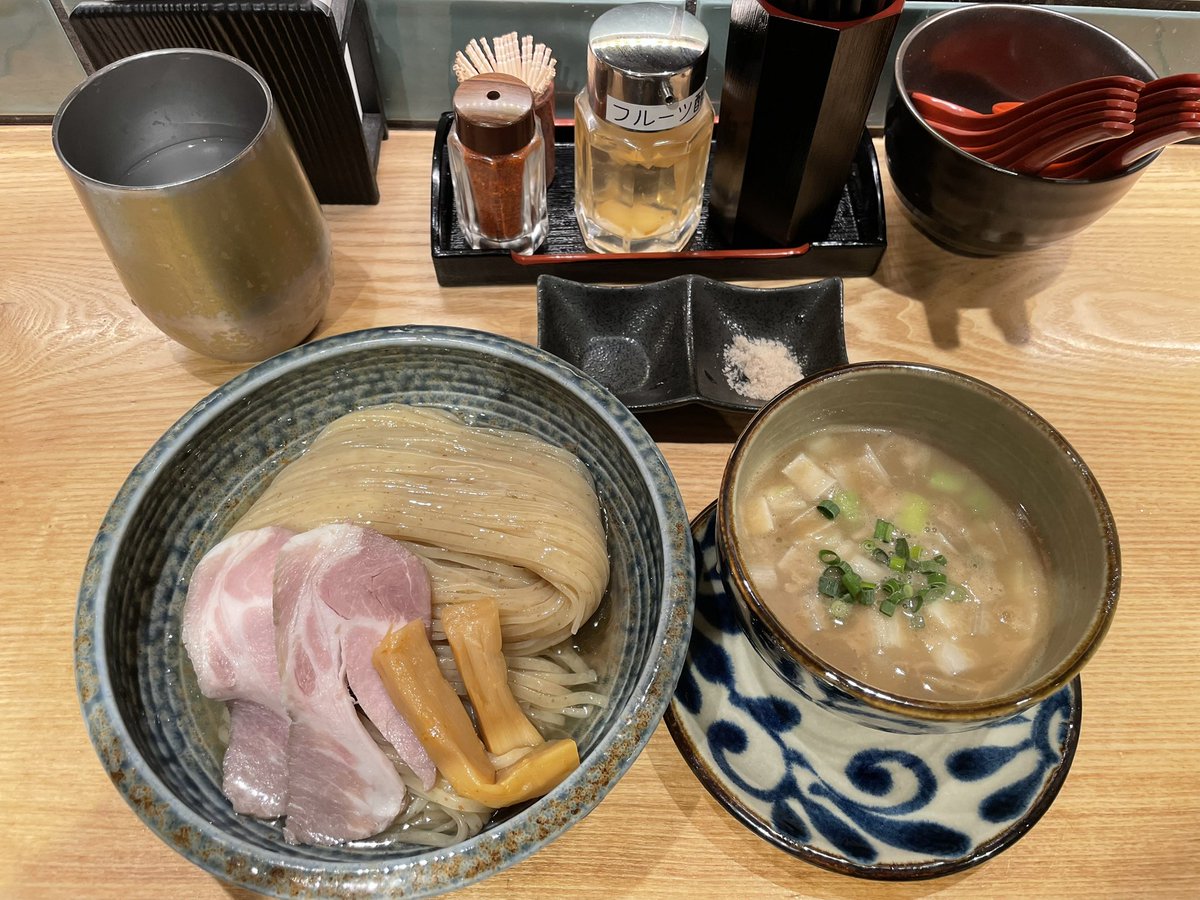real_yu's tweet photo. 昆布水塩つけ麺

さすがの逸品！
藻塩だけで麺が無くなりそうなのを堪えて、スープを使用しました笑
スープはおまけです！って出された冗談も冗談じゃないのかも…

久しぶりにゆっくりお話しも出来て楽しかったです笑
やっぱり、人だよね！ってことで！

#つけ麺和
#東京本店 https://t.co/cpuD44k6Y1