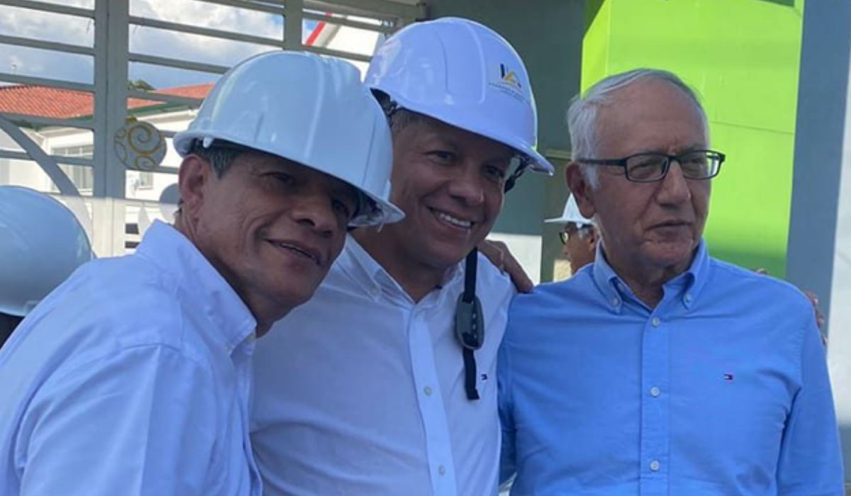 La Silla Vacía (@lasillavacia) on Twitter photo #Investigación
<a href="/petrogustavo/">Gustavo Petro</a> prometió quitarles plata a "EPS corruptas" para dárselas a hospitales públicos, pero 1 de cada 5 pesos que <a href="/MinSaludCol/">MinSalud Colombia 🇨🇴</a> destinó en 2023 para cumplir esa promesa terminó en contratos con indicios de corrupción y favorecimiento político.
Va 🧵 #Investigación
<a href="/petrogustavo/">Gustavo Petro</a> prometió quitarles plata a "EPS corruptas" para dárselas a hospitales públicos, pero 1 de cada 5 pesos que <a href="/MinSaludCol/">MinSalud Colombia 🇨🇴</a> destinó en 2023 para cumplir esa promesa terminó en contratos con indicios de corrupción y favorecimiento político.
Va 🧵
