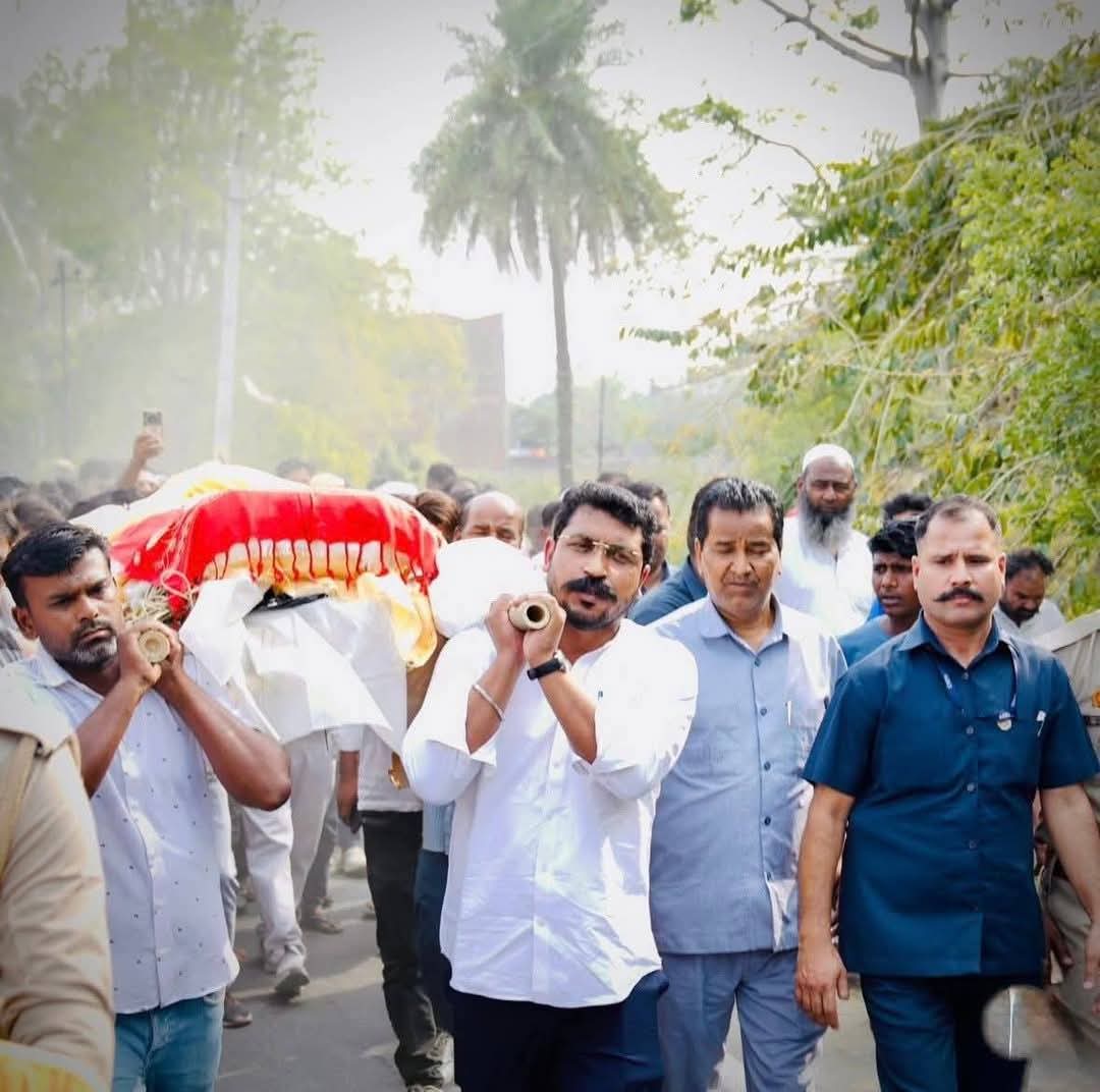 नेता नहीं बेटा बनकर अपना फर्ज निभा रहे हैं मा. सांसद <a href="/BhimArmyChief/">Chandra Shekhar Aazad</a>  जी
नगीना के लोगो से सांसद जी ने वादा किया था नेता नहीं बेटा बन कर सेवा करूंगा,
आज वह सबके सामने दिख रहा है!
सभी सांसदों विधायकों को आजाद भैया से सिखना चाहिए कैसे अपने क्षेत्र के लोगो का सेवा  किया जाता है