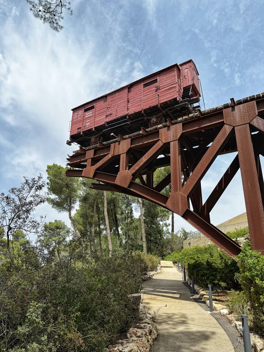 „Yad Vashem ist ein stiller Zeuge der Vergangenheit, aber eine laute Ermahnung daran, dass es nie wieder so weit kommen darf!“ Ich freue mich sehr auf die Zusammenarbeit mit Rainer Nowak, Martina Maschke und Katharina Nehammer! <a href="/YadVashemDE/">YadVashemDE</a> <a href="/WenzelMichalski/">Wenzel Michalski</a> ➡️