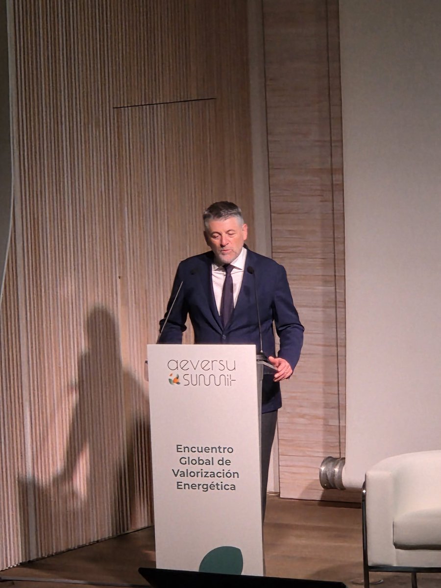 industriambient's tweet photo. Presentes en el Ist #AEVERSU Summit que cuenta con el apoyo de ACCIONA, FCC, PAPREC, @PreZero_ES, @suez, @urbaser_, @ValorizaSM, #VALTALIA y @Veolia_Es como patrocinadores Oro; así como de #KANADEVIA INOVA como patrocinador plata y MAGALDI como colaborador.

El I AEVERSU SUMMIT: Encuentro Global de Valorización Energética, es un espacio dedicado exclusivamente a la valorización energética de residuos municipales para analizar los desafíos estratégicos y oportunidades del sector, su potencial dentro de las políticas de gestión de residuos y los últimos avances en innovación tecnológica. 

El Summit cuenta con la participación de entidades públicas, administraciones autonómicas, operadores líderes en la gestión de residuos, ingenierías especializadas, empresas tecnológicas y representantes de la industria, que aportarán su visión y experiencia sobre los retos y oportunidades de la valorización energética en España y Europa, así como su papel en la economía circular.

@aeversu
@infoedita 
@Belenvq 
@PerezViota 
#aeversuSummit