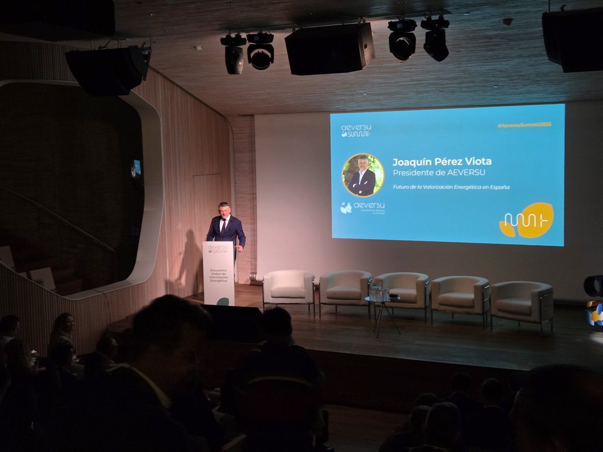 industriambient's tweet photo. Presentes en el Ist #AEVERSU Summit que cuenta con el apoyo de ACCIONA, FCC, PAPREC, @PreZero_ES, @suez, @urbaser_, @ValorizaSM, #VALTALIA y @Veolia_Es como patrocinadores Oro; así como de #KANADEVIA INOVA como patrocinador plata y MAGALDI como colaborador.

El I AEVERSU SUMMIT: Encuentro Global de Valorización Energética, es un espacio dedicado exclusivamente a la valorización energética de residuos municipales para analizar los desafíos estratégicos y oportunidades del sector, su potencial dentro de las políticas de gestión de residuos y los últimos avances en innovación tecnológica. 

El Summit cuenta con la participación de entidades públicas, administraciones autonómicas, operadores líderes en la gestión de residuos, ingenierías especializadas, empresas tecnológicas y representantes de la industria, que aportarán su visión y experiencia sobre los retos y oportunidades de la valorización energética en España y Europa, así como su papel en la economía circular.

@aeversu
@infoedita 
@Belenvq 
@PerezViota 
#aeversuSummit