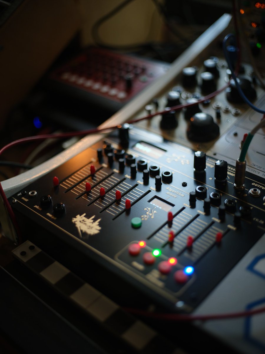 GM.XE 700 FM VOICE

black edition