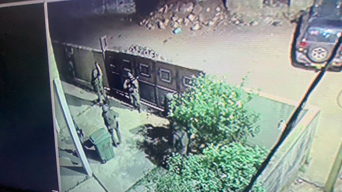 اعتقال منفذ عملية برطعة

الاحتلال يزعم اعتقال المشتبه به بتنفيذ عملية إطلاق النار أمس على حاجز الريحان في برطعة جنوب غرب جنين والتي أدت لإصابة 4 جنود ومستوطنين اثنين منهم بجراح خطيرة. 

قوات الاحتلال داهمت المنزل وحاصرته وأطلقت النار  وهدمت الجرافات أجزاء منه ثم اعتقل المنفذ.