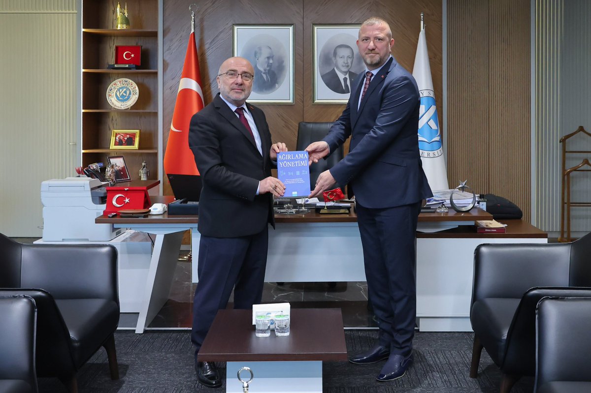 Kayseri Üniversitesi Rektörü Prof.Dr. Kurtuluş Karamustafa hocamı (<a href="/ProfKaramustafa/">Prof. Dr. Kurtulus Karamustafa 🇹🇷</a>) ziyaret ederek hem hoş sohbet ettik, hemde istişarelerde bulunduk. Günün anısına ‘’ Ağırlama Yöntemi’’ adlı kitabını  hediye etmesinden ve nazik misafirperverliklerinden dolayı teşekkür ediyorum.