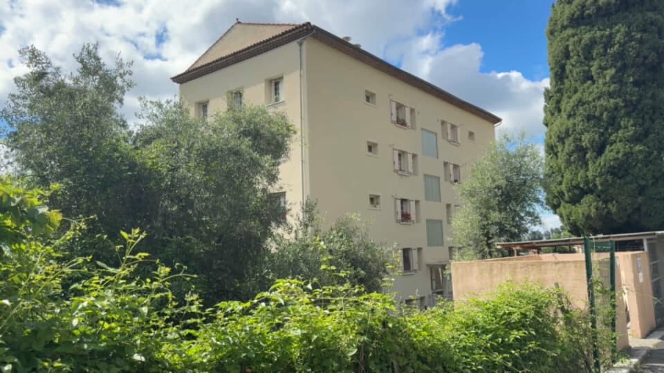 "C'est affreux": à Grasse, des habitants sous le choc après la mort d'un enfant tombé du 8e étage d'un immeuble
l.bfmtv.com/JMSU