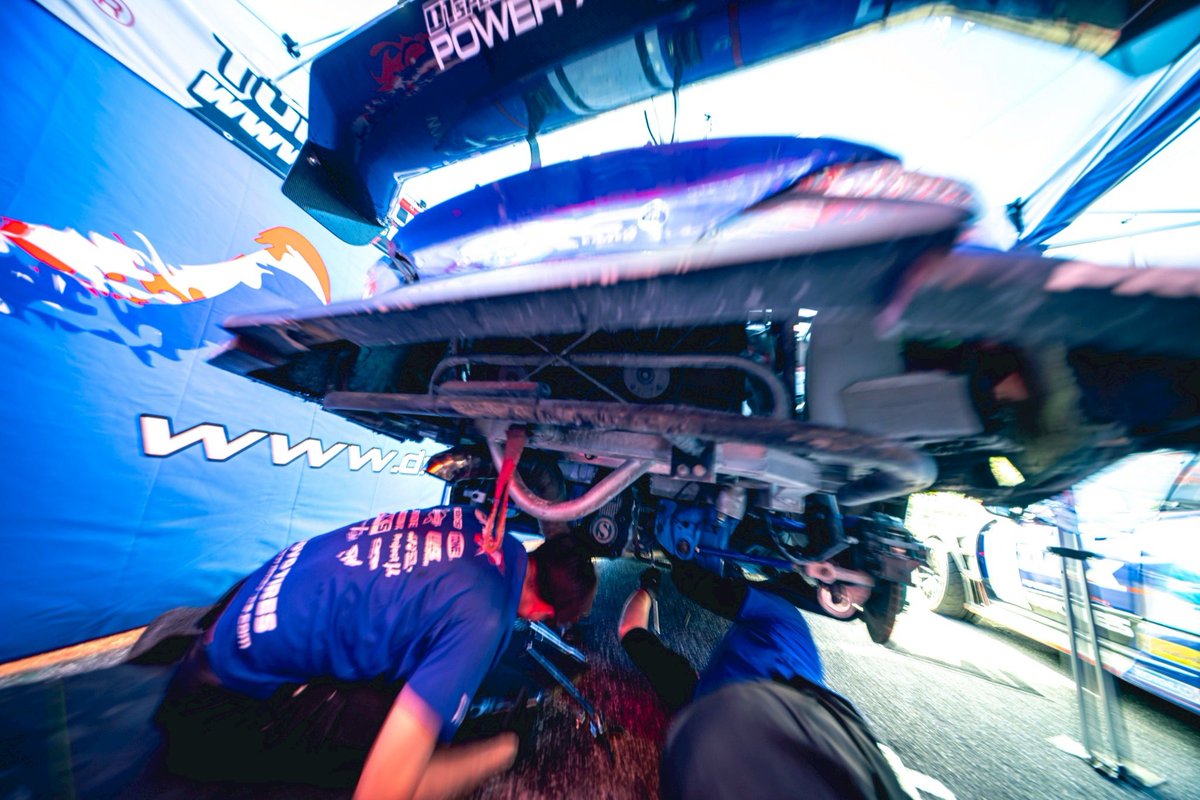 No.70 横井選手の車両はクイックチェンジブロー、明日に向けて交換作業