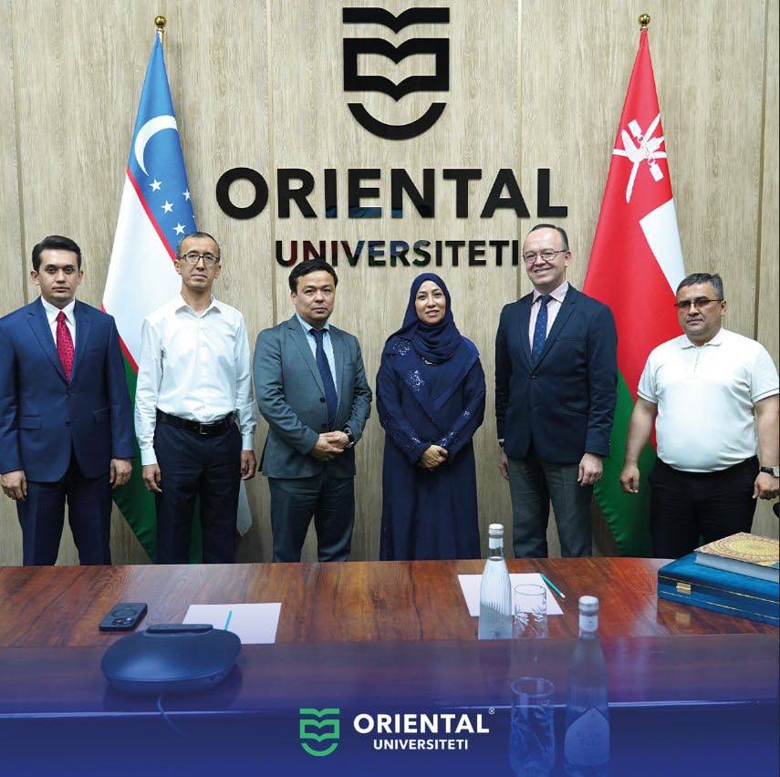 OmanEmbassyUZB's tweet photo. بدعوة  من رئيس الجامعة الشرقية (Oriental  University) في جمهورية أوزبكستان، قامت سعادة السفيرة السيدة وفاء البوسعيدية يوم الأربعاء الموافق ٧ مايو الجاري بزيارة إلى الجامعة، حيث اطلعت سعادتها على المرافق المتعددة والبرامج والمناهج التعلمية المتاحة.  
كما التقت سعادتها بالكادر الاكاديمي وطلبة اللغة العربية، وأشادت بالجهود المبذولة في تطوير تدريس اللغة العربية في الجامعة. كذلك تمت مناقشة إمكانية تطوير التعاون بين الجامعة والمؤسسات الأكاديمية في سلطنة عمان لاسيما في مجال تعلم اللغة العربية.
علماً بأن الصور والمقطع المصور مرسل من الجامعة.