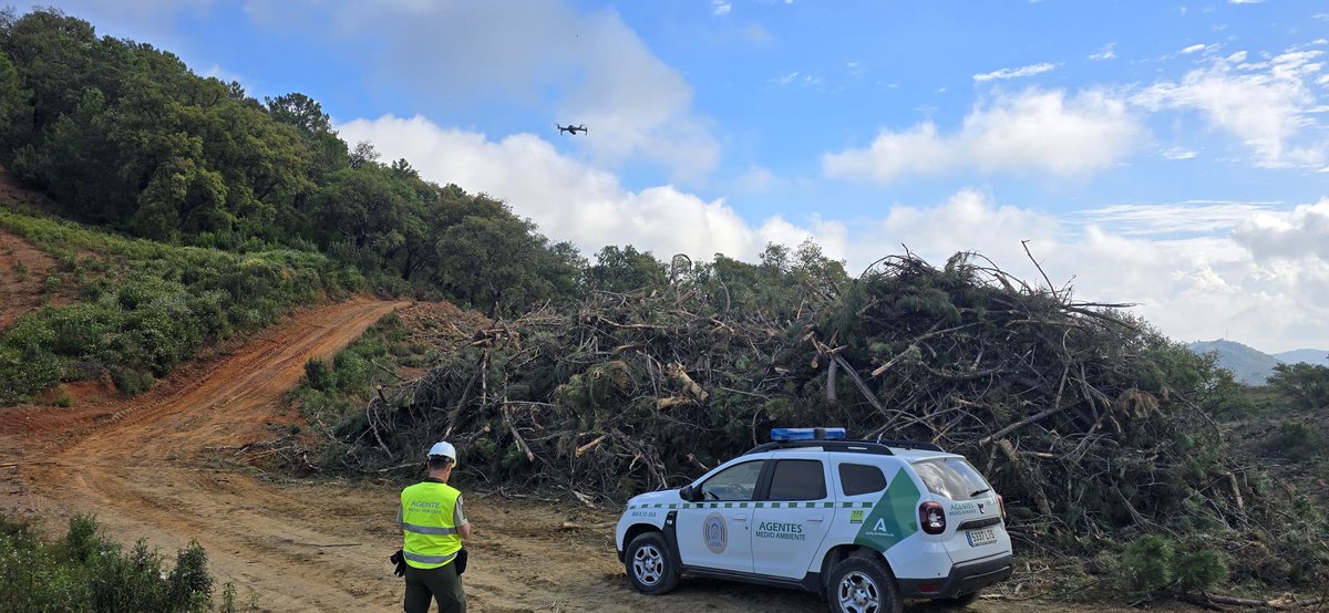 AAMM_And's tweet photo. Un servicio habitual de los #AAMM: el control del condicionado en trabajos selvícolas🌲.
🌐Gracias al uso de nuevas tecnologías, se mide el perímetro con ortofotos tomadas por dron y se levanta acta digitalmente con la app #GAVIS.
🌱Precisión y compromiso con el medio ambiente. https://t.co/maYfh7AS1I