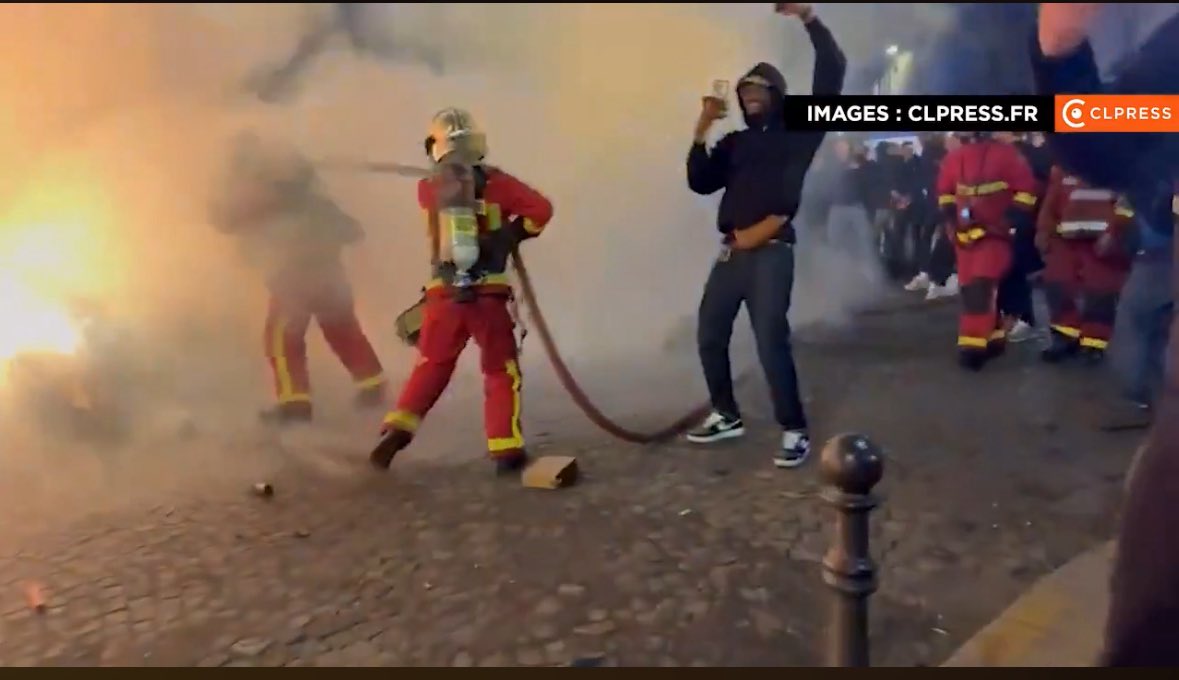 Le debile du jour - bonjour ! Alors qu’une voiture est entrain de brûler et que les pompiers s’acharnent pour éteindre le feux - des idiots (le mot est faible) se filment et dansent autour … C’était la soirée qui a suivit le match du psg hier soir … 🙃🤯 #ChampsElysees