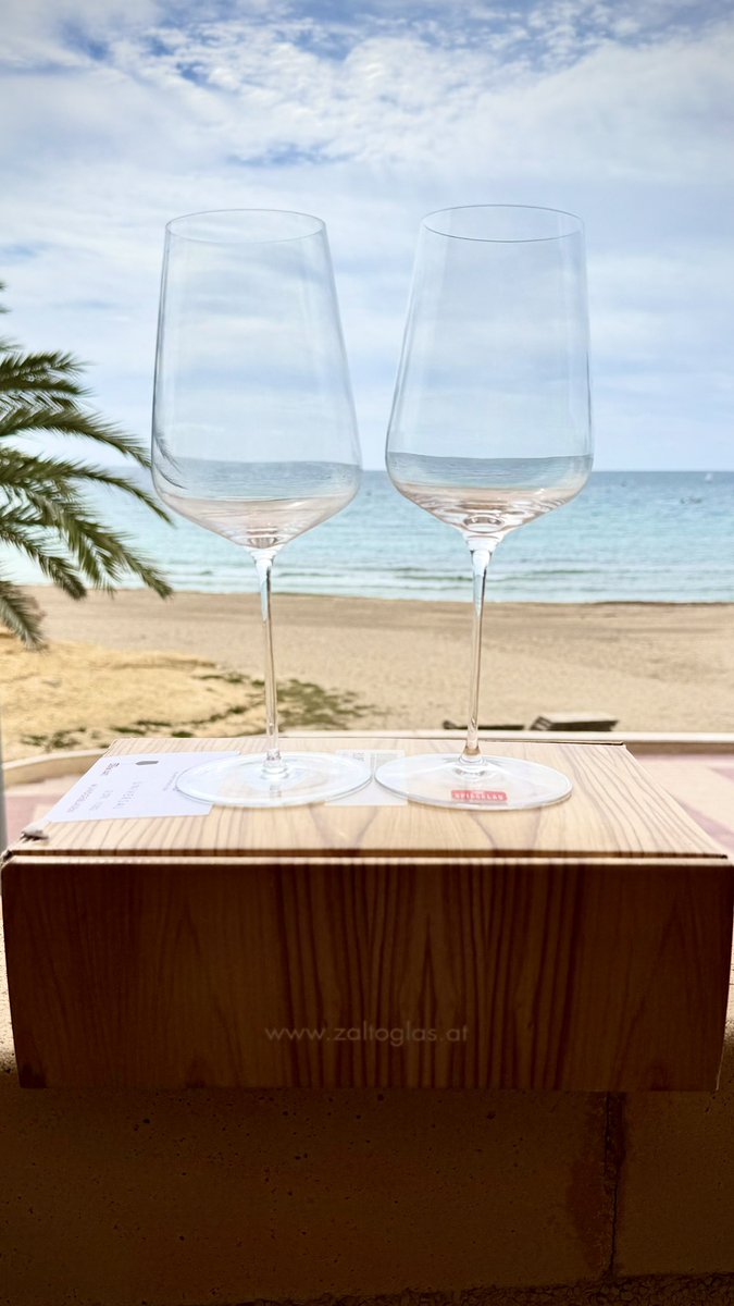 Quisquillas y cigalas hervidas
Arroz con atún rojo y verduras
Un unicornio 
Comparativa de cristalería fina 
Nos vemos a bordo?