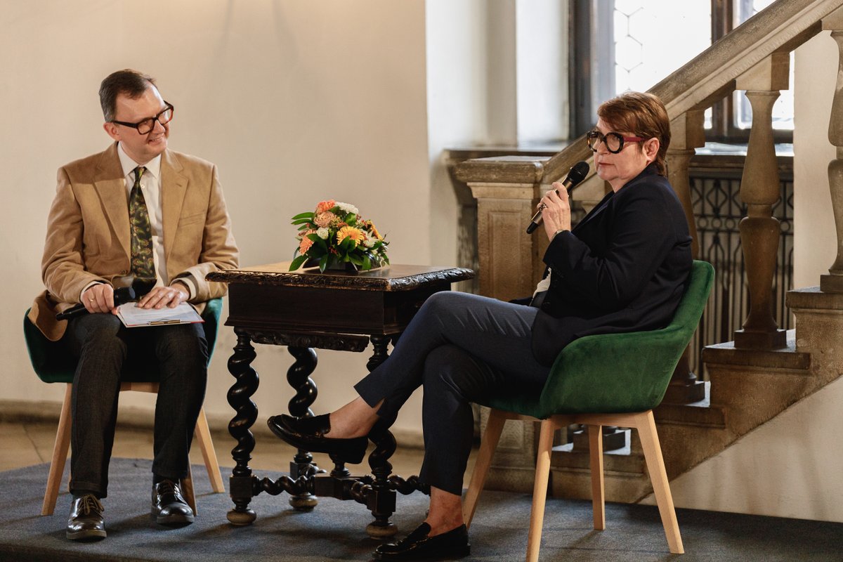 Już jest! W Sali Renesansowej Ratusza miała miejsce premiera monografii "Odkrywanie Ratusza. Historia powtarzalności" autorstwa wieloletniej kierownik Ratusza dr Magdaleny Mrugalskiej-Banaszak. Książkę można już kupić w naszym sklepie. 
fot. Szymon Jaszak