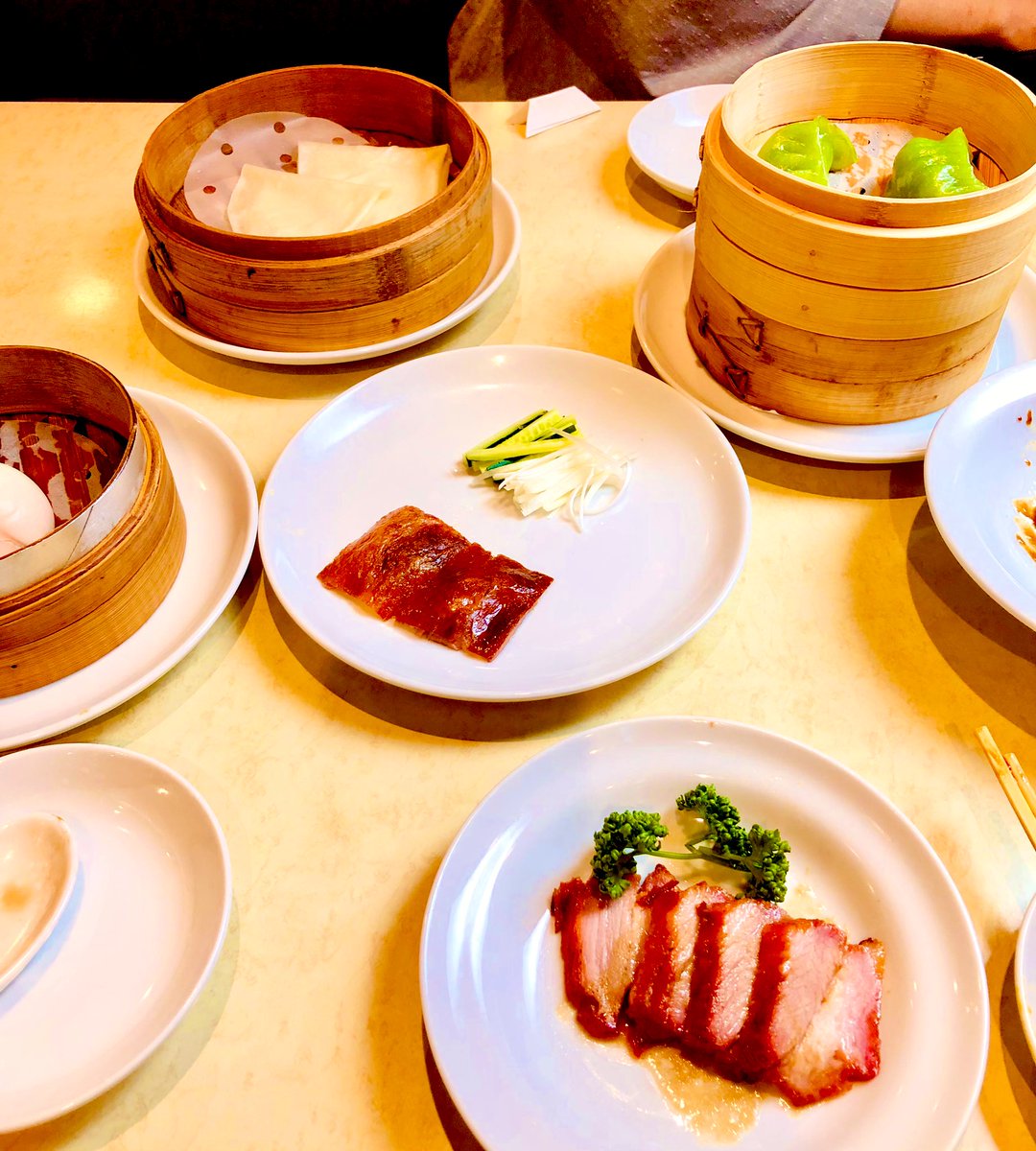 「イマイさん と香港飲茶専門店でランチタイムウォーリアーズ(意訳 食べ放題)した」|𝕆𝕥𝕠𝕞𝕠のイラスト