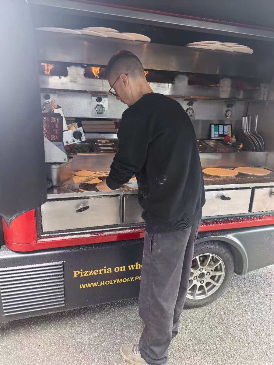 Metro’s Next Chapter🚚🚚
We ran into an old friend — a #Cenntro #Metro, reimagined as a street food truck.🍕🌭
Now cooking up warmth and flavor on the go.
We build electric vehicles for today.🌱🚚
#CENN #EV #ElectricVehicles