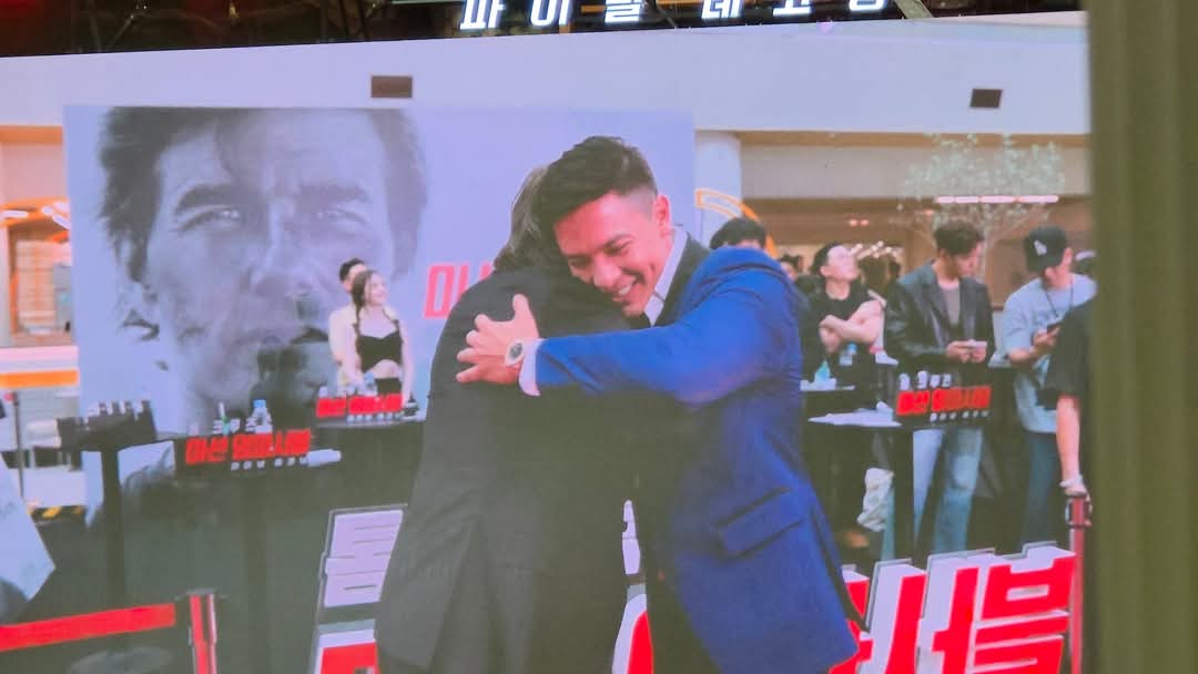 Ang happy ni Alden Richards Nakita na Niya Ang idol Niya na si Tom Cruise 

<a href="/aldenrichards02/">Alden Richards</a>
#ALDENxMI8Premiere
#ALDENRichards
ALDEN ON A MISSION