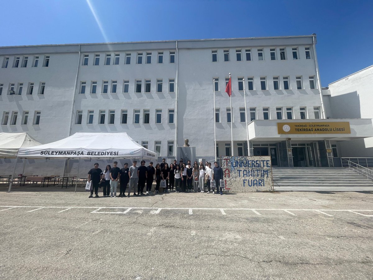12.sınıf öğrencilerimiz, Tekirdağ Anadolu Lisesi ev sahipliğinde, 50 üniversitenin katılımıyla düzenlenen Meslek Tanıtım Fuarı’na katıldılar. Öğrencilerimiz, üniversitelerin tanıtım stantlarını ziyaret ederek farklı bölümler ve meslekler hakkında bilgi edinme fırsatı buldular.