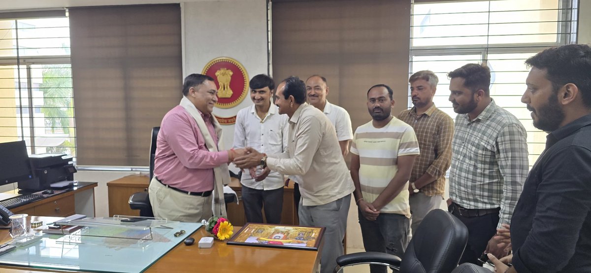 mrpithiya's tweet photo. તાલાળા તાલુકા આહિર સમાજ વતી મહેન્દ્રભાઈ પીઠીયા તેમજ યુવક મંડળ દ્વારા ગીર સોમનાથ જિલ્લાના નવનિયુક્ત માન્ય કલેક્ટર શ્રી એન.વી ઉપાધ્યાય સાહેબ ને ગીર સોમનાથ જિલ્લા કલેકટર તરીકે ચાર્જ સંભાળતી વેળાએ પ્રથમ દિવસે સ્મૃતિ ભેટ તથા સાલ ઓઢાડી ને સ્વાગત સન્માન કરવામાં આવ્યું https://t.co/Hiya5gOBjb
