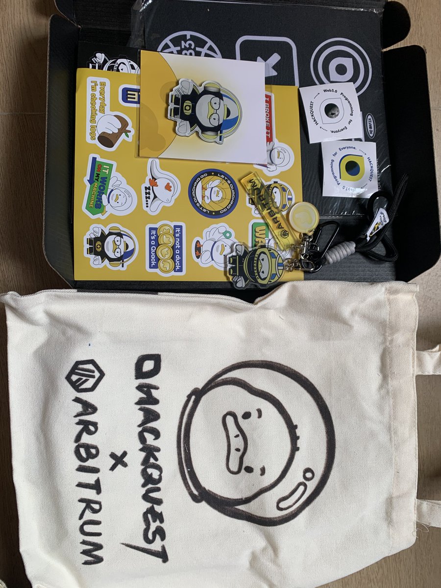 _CyrusL1_'s tweet photo. 🎁【开箱惊喜】HackQuest x Arbitrum共学营结营礼物大公开！
激动的心，颤抖的手，终于收到了HackQuest结营礼物！开箱的瞬间，满满的惊喜和感动，每一件小物都充满了心意和创意。这份礼物不仅是对过去努力的肯定，更是对未来的鼓励。感谢HackQuest和Arbitrum，让我在学习的道路上不断前行!
@HackQuest_ https://t.co/G79R1dermy