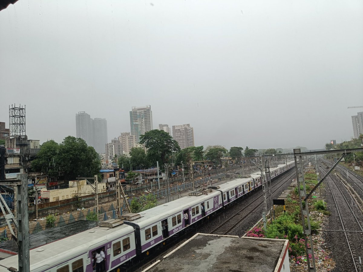 hemware's tweet photo. Heavy rains in Kandivali now.
#MumbaiRains https://t.co/jduWnJnAHm