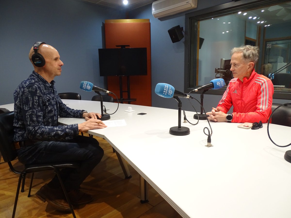 Comencem el programa esportiu "Juguem a casa". Avui ens visita l'atleta Celso Curiel, de l' <a href="/aapalamos/">ASSOCIACIÓ ATLÈTICA PALAMÓS</a> . Fa poc va participar al Campionat del Món de la categoria màster, als Estats Units, i va tornar amb una medalla de plata i una de bronze. 
107.5fm - palamoscomunicacio.cat