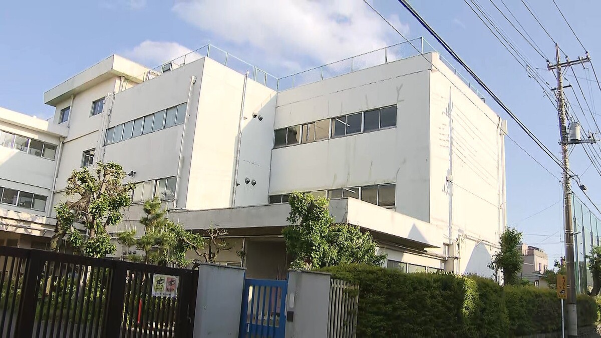 【判明】東京・立川市の小学校に男2人侵入、不審者入った際の訓練活かし教室にバリケード
news.livedoor.com/article/detail…

この学校では、日常的に不審者が入ってきた時の訓練が実施されており、訓練通りに鍵を閉めて扉の方に机を移動させたという。児童は「担任の先生が血だらけだった」などと話していた。