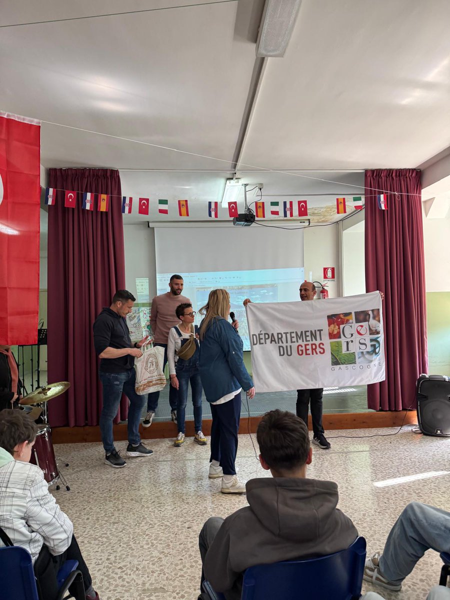 Sejour pédagogique en Italie pour 3 classes de 4e Rome, Naples, le Vésuve, Pompéi, Théâtre San Carlo. Travail collaboratif avec un collège italien.  🙏au Programme ERASMUS CD du Gers. 🙏 Mme Horton Thomasson, Jérôme Samalens 👏aux enseignants  @ jerome samalens @ Farid Djemmal