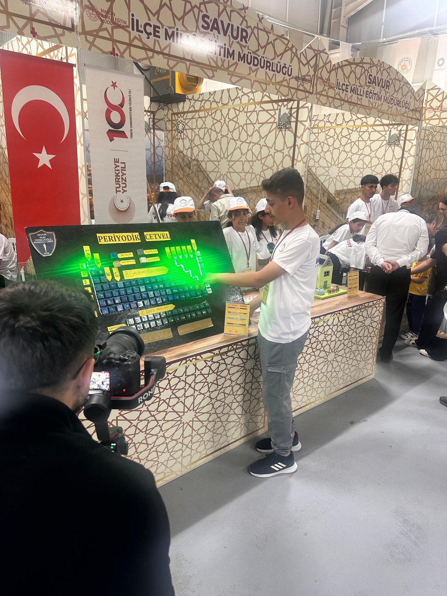 SAVURSNCAL's tweet photo. 👩���🔬 Öğrenciler üretimde, öğretmenler rehberlikte!
#MARDİNFEST’te birlikte öğreniyoruz!
#GeleceğiTasarla #GençArGe
 
@tcmeb
@Yusuf__Tekin
@Mardin_Valiligi
@tuncay_akkoyun
@mardinilmem
@ali_eyyupkoca
@mardinarge
@SavurMem https://t.co/pF0yXpL0ng