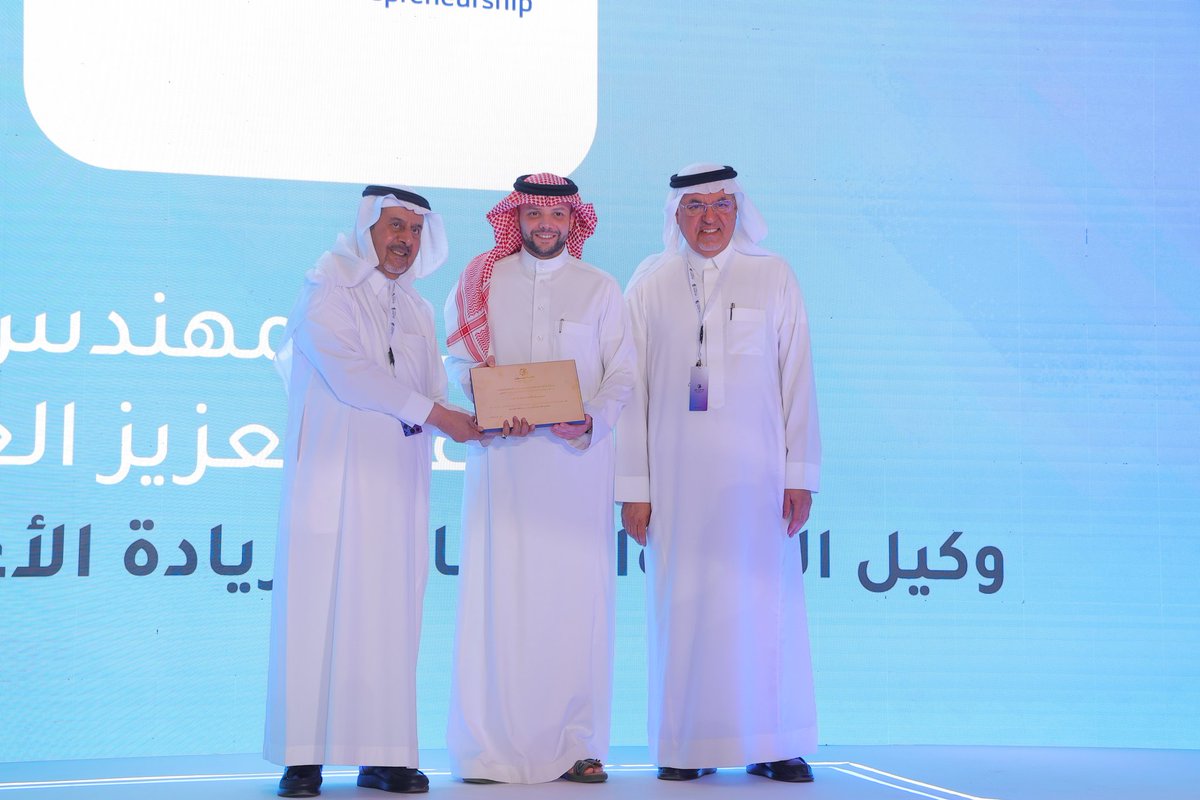 esameyoon's tweet photo. نفخر بتكريم مركز كود لريادة الأعمال الرقمية، إحدى شركات وزارة الاتصالات وتقنية المعلومات، كشريك لمسار الابتكار الرقمي في #جائزة_عصاميون بموسمها السادس، بحضور ممثل الوزارة سعادة المهندس/ محمد بن عبد العزيز العريفي، الوكيل المساعد لريادة الأعمال الرقمية

مع أطيب التمنيات باستمرار هذا التعاون المثمر

#رواد_الأعمال
@McitGovSa 
@CODE_MCIT