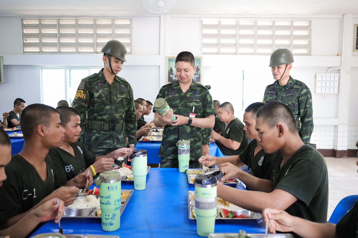 201_engineer's tweet image. ขวัญและกำลังใจดีเยี่ยม มื้อเที่ยงวันนี้ ผู้พันขอกินด้วยคน นะครับ พ.ท.กฤษฎา ตะเภาพงษ์ ผบ.ช.2 พัน.201 ตรวจเยี่ยมการรับประทานอาหารมื้อกลางวัน พร้อมร่วมรับประทานอาหาร และสอบถามพูดคุยและให้กำลังใจน้องทหารใหม่ทุกนาย เพื่อสร้างขวัญและกำลังใจให้น้องทหารใหม่ ในการฝึกที่จะมาถึงต่อไป