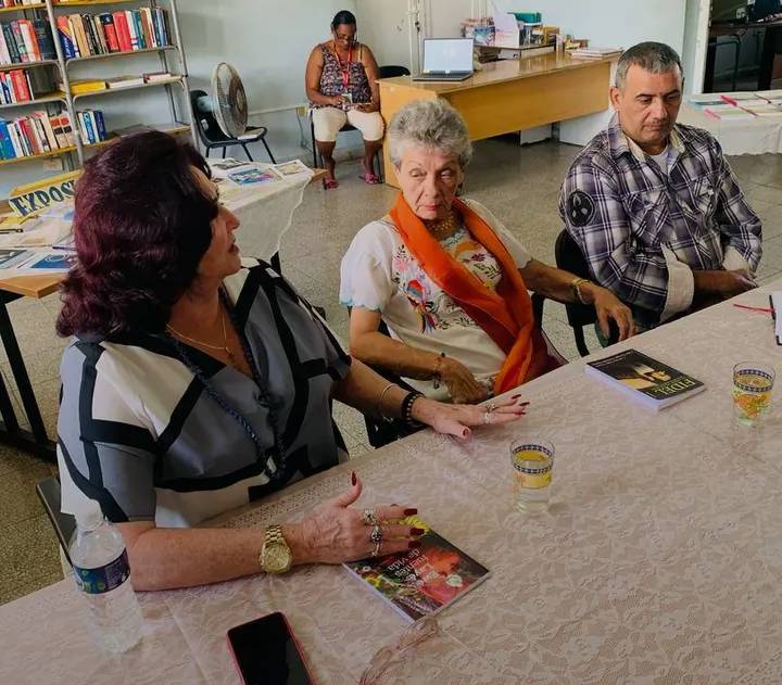 La Biblioteca académica acogió un intercambio con el Dr.C. Alexander Abreu Pupo, la Dr. C. Francisca López Civeira, presentando su libro "Fidel y la industria editorial cubana: una Revolución desde las letras"y Tomada Sánchez Pérez, presentó "Ewé Layé: fuente de vida".
#SomosUHo