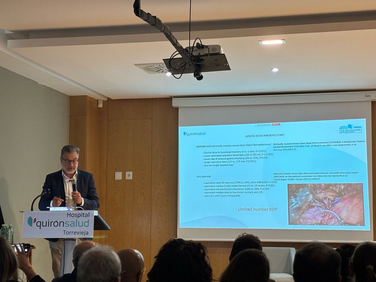 📌 Finalizamos el primer bloque diagnóstico/quirurgico hablando el papel de la cirugía robótica en el adenocarcinoma de páncreas de la mano de nuestro jefe de servicio, el Dr. Bretcha.