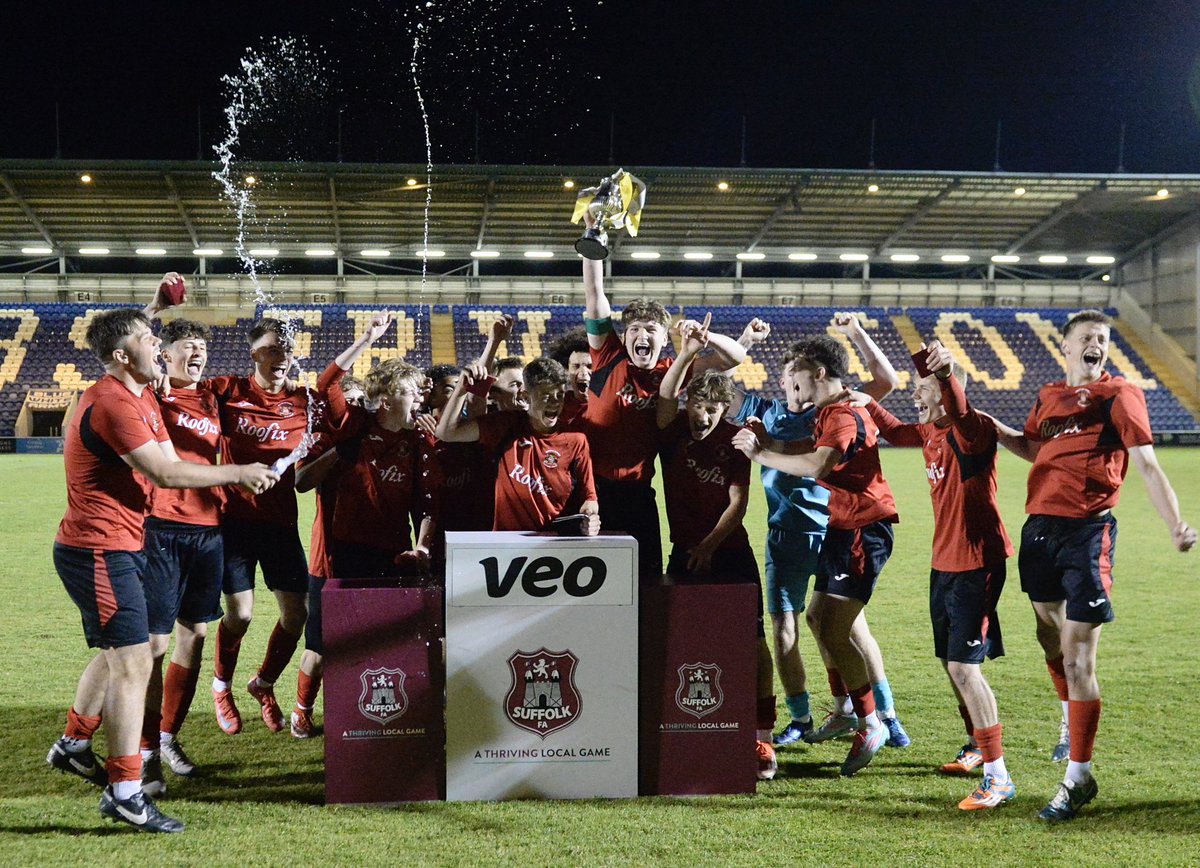 Well that was eventful and what a way to win it congratulations to the lads and management 👏
Needham 3-3 AFC Sudbury 
(6-5 Winner On Penalties) 
U18s Midweek Cup Champions 🏆
_____________________________________
#BenPooleyPhotography #NeedhamMarketFC #NMAcademy