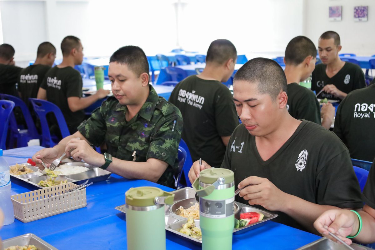 201_engineer's tweet image. ขวัญและกำลังใจดีเยี่ยม มื้อเที่ยงวันนี้ ผู้พันขอกินด้วยคน นะครับ พ.ท.กฤษฎา ตะเภาพงษ์ ผบ.ช.2 พัน.201 ตรวจเยี่ยมการรับประทานอาหารมื้อกลางวัน พร้อมร่วมรับประทานอาหาร และสอบถามพูดคุยและให้กำลังใจน้องทหารใหม่ทุกนาย เพื่อสร้างขวัญและกำลังใจให้น้องทหารใหม่ ในการฝึกที่จะมาถึงต่อไป